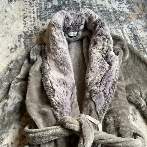 New Robe - Picture 2 of 2